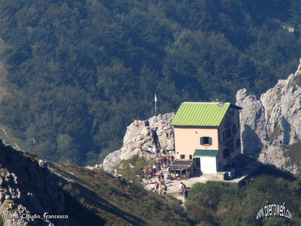 43 Laggiù il rifugio Rosalba.JPG